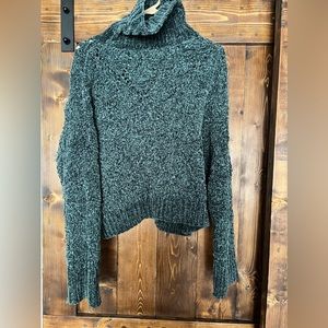 Womens chunky knit sweater. Size Medium.